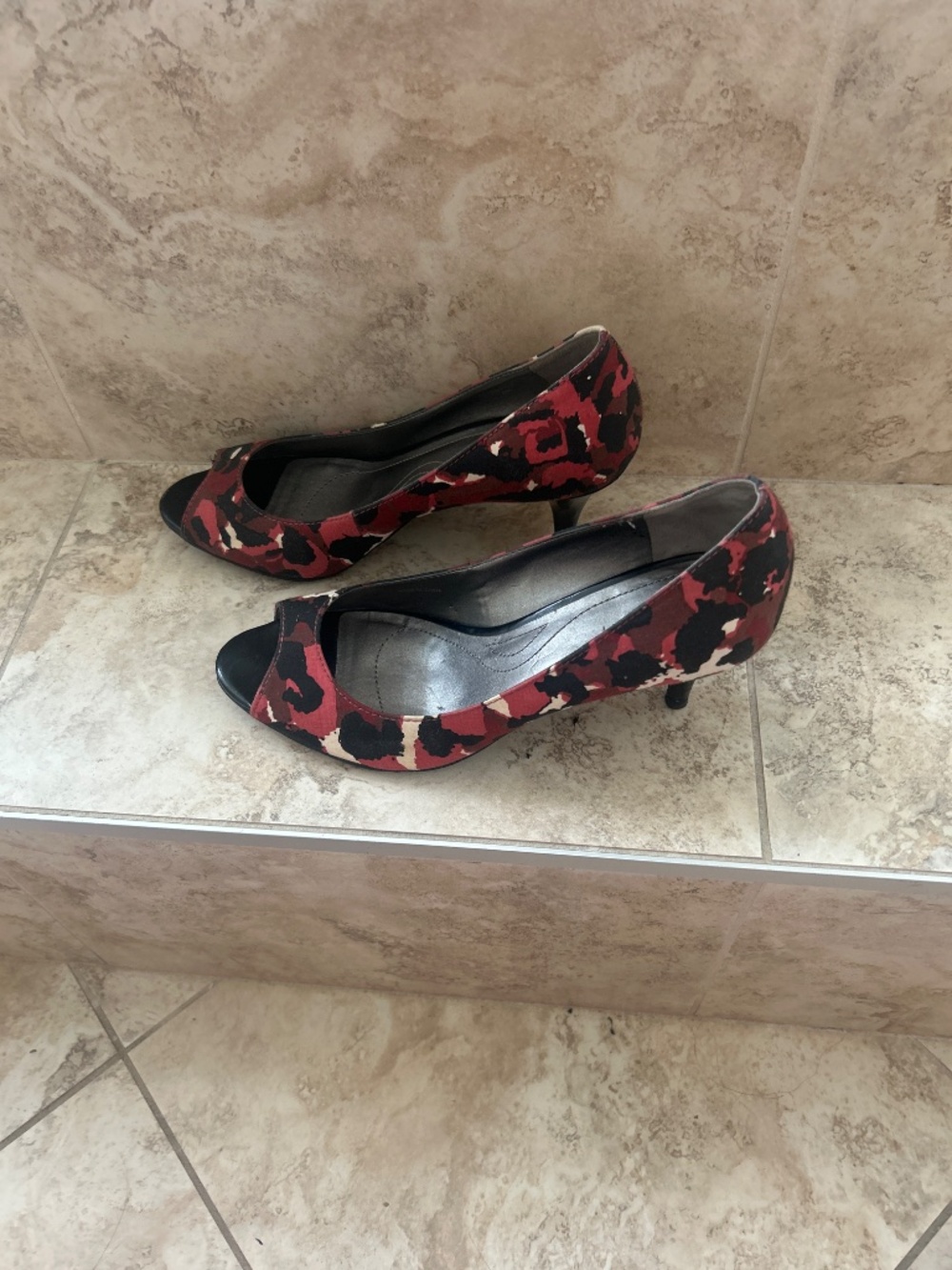 Tahari Red Black Floral Print Peep Toe Heels Size 6